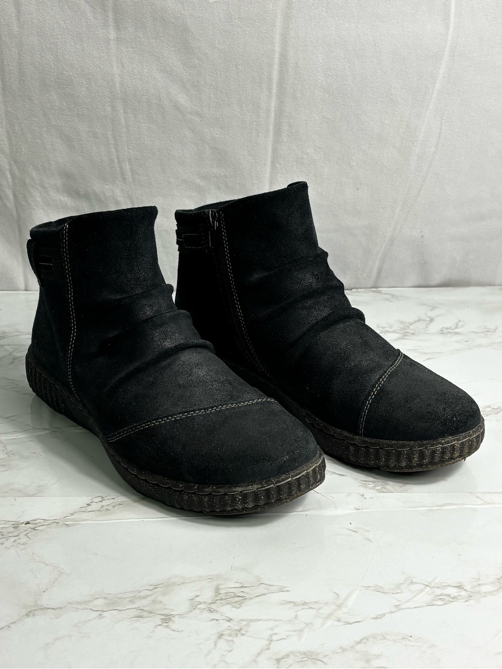 Clarks Women's Caroline Derby Ankle boot in black suede size 10 EUC